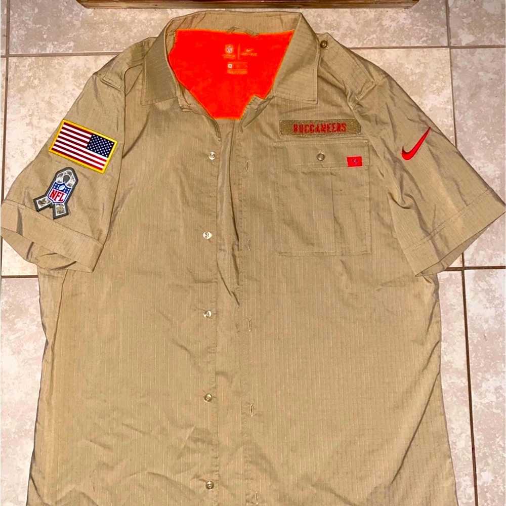 BUCCANEERS NIKE DRI-FIT Men’s Button Up Short Sleeve Shirt(38-40)beige/mustard M